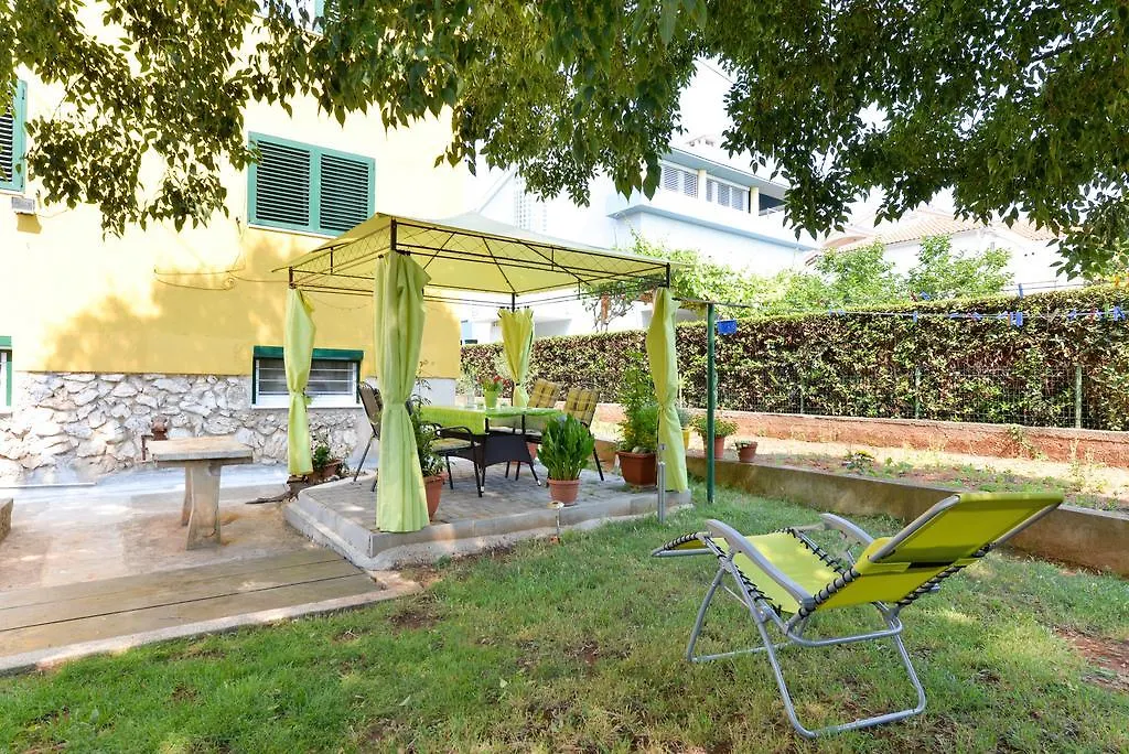 Apartment Mirana With Garden And Free Parking 자다르 0*,