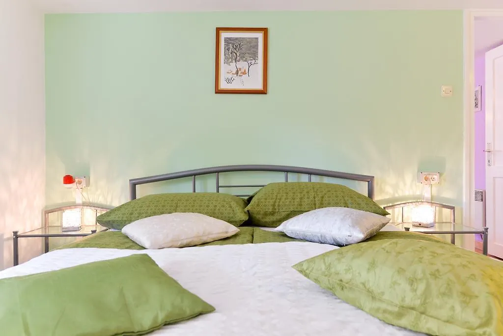 Apartment Mirana With Garden And Free Parking 자다르 0*,