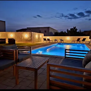 Lucy With Heated Pool & Free Private Parking Apartment