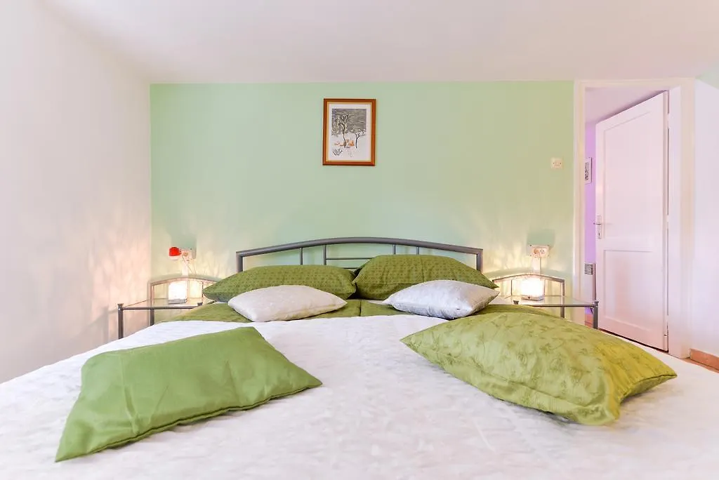 Apartment Mirana With Garden And Free Parking Zadar